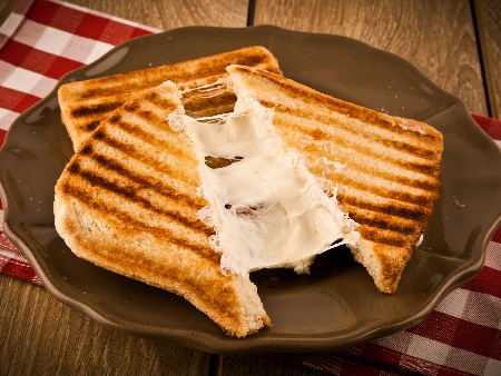 Грил / тост запечени сандвичи с кашкавал и сирене чедър - снимка на рецептата